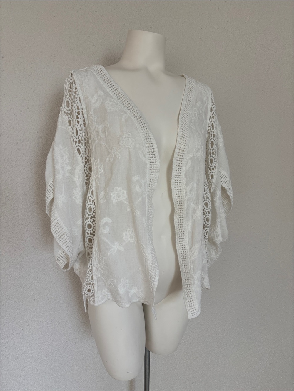 FINAL! Vince Camuto White Embroidered Crochet Kimono Top